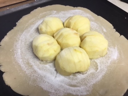 apples on sugared dough