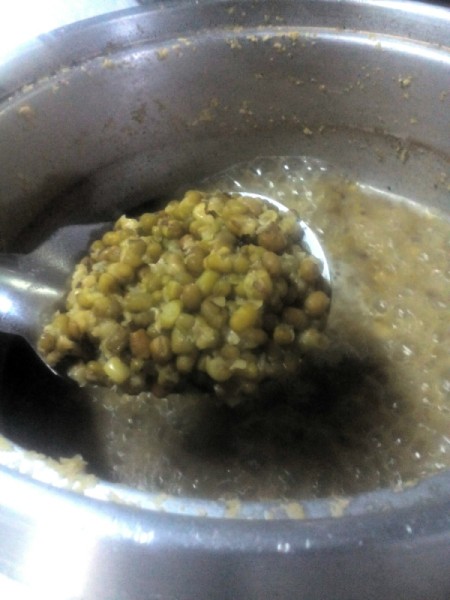 removing cooked Mung Beans from pan