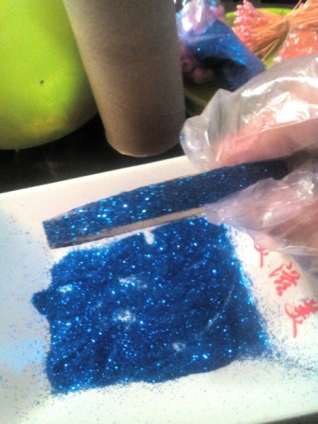 Paper Roll Ornament - sprinkle 6 pieces with one color glitter and use a second color on the other 6