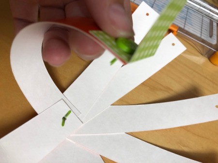 Pumpkin Garland  - side view of assembly