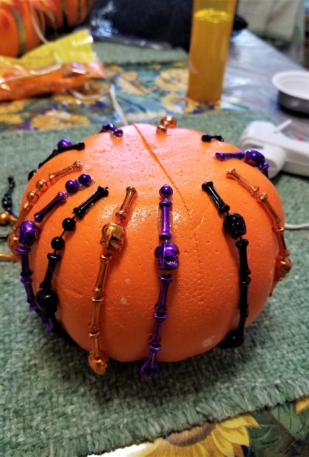 The Little Punk'in Who Could! - make sure the strands don't go under the pumpkin