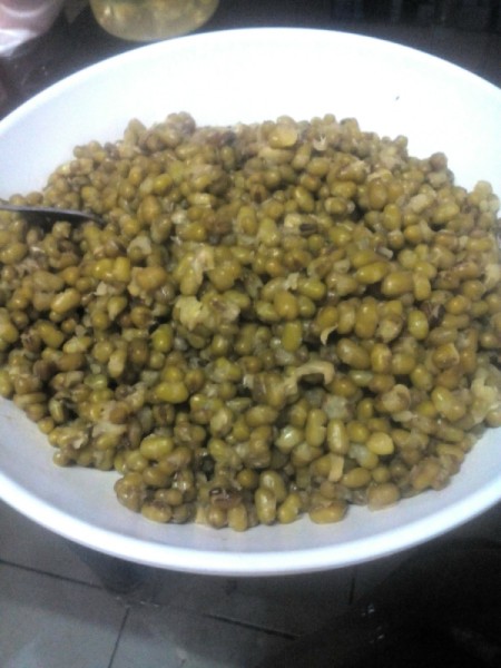 cooked mung beans in bowl
