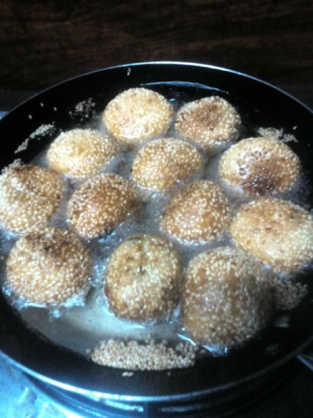 Golden Sesame Balls turned in pan