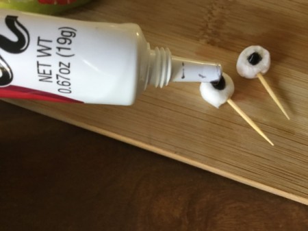 Green Apple Monsters - attach marshmallow halves to toothpicks and add a dot of black decorating gel for the puplis