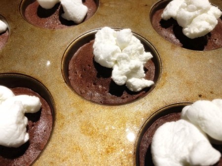marshmallows on cooked brownies