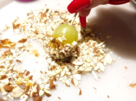 rollong caramel Grape in nuts