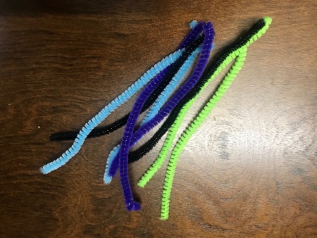 Last Minute Spider Face Mask - use four pipe cleaners to make eight legs