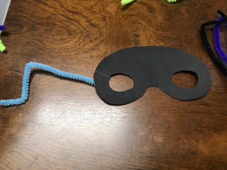 Last Minute Spider Face Mask - begin gluing