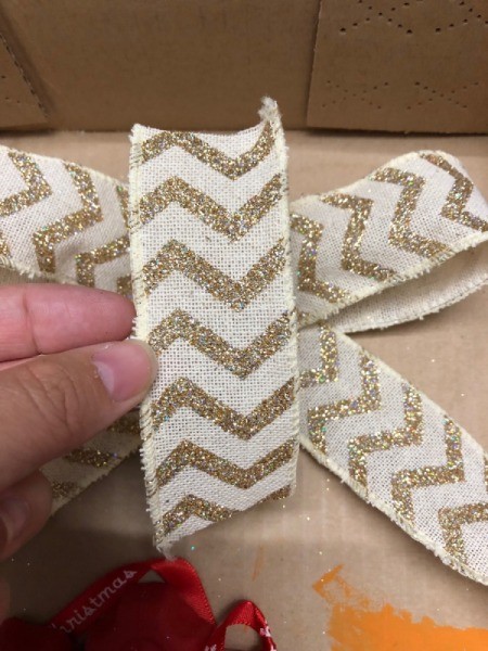 Christmas Egg Carton Wreath - making center of bow