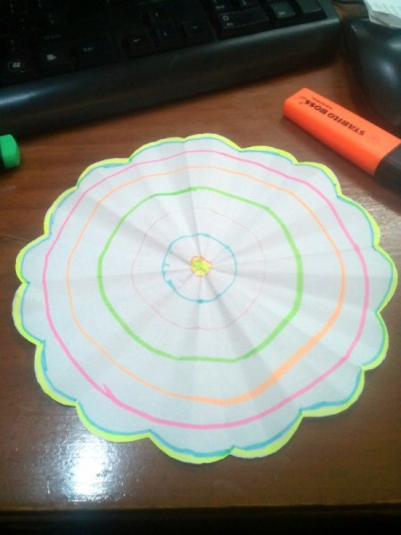 Paper Christmas Tree - use markers to draw circles around the circle