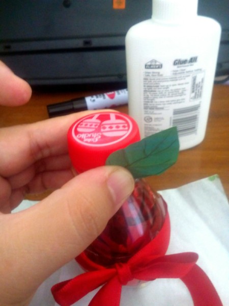 Apple-Bottle Christmas Gift Container - glue the leaf to the bottle cap