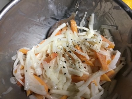 Persimmon Daikon Salad with seasonings