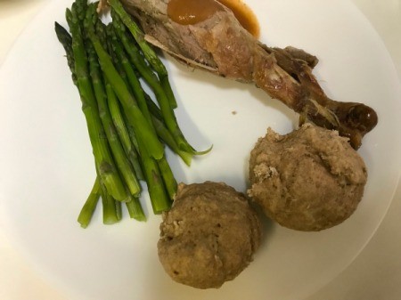 Dinner Roll with asparagus and turkey leg