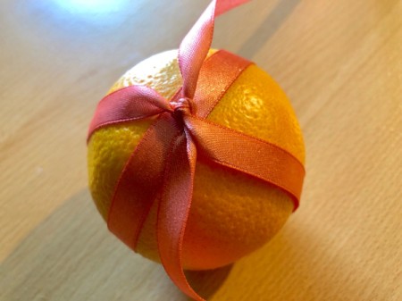 How to Make Orange Clove Pomanders - tie one more time