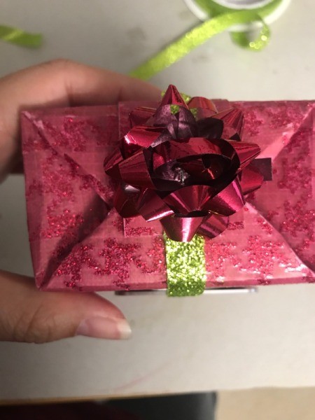 Giftbox Christmas Countdown Calendar - place a bow over the tag ribbon