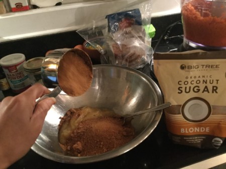 measuring Coconut sugar