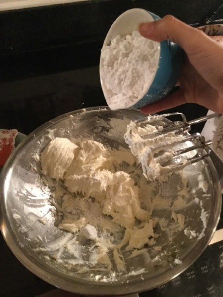 adding sugar to frosting