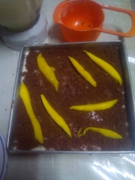 Mango slices on cake