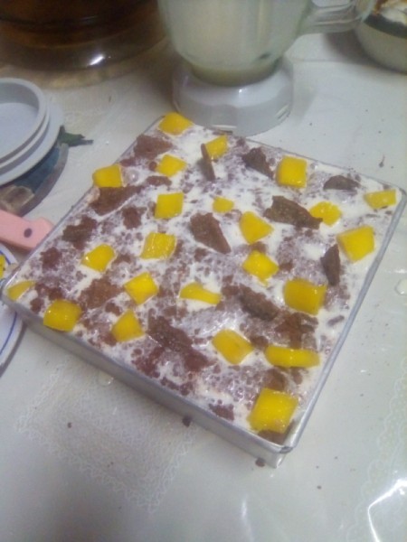Mango 7 cracker pieces on Cake