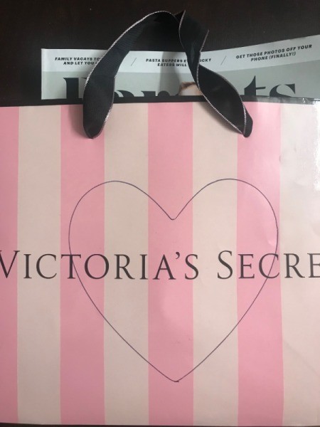 Repurpose Victoria's Secret
Shopping Bag for Valentine's Day - slip a magazine inside
