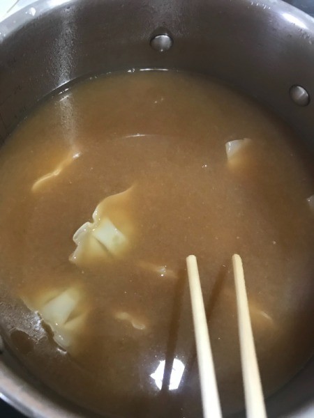 adding wonton to broth