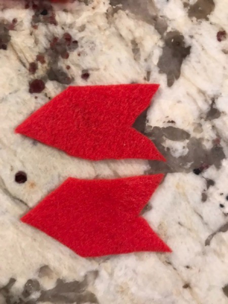 Arrow Toss Valentine's Day Toddler Game - cut two pieces of felt for each arrow, tip and vanes