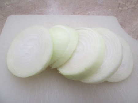 sliced onions