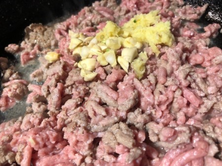 garlic added to ground meat
