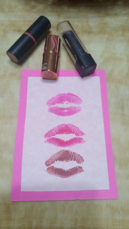 Kissmark Decorative Banner - apply the lipstick colors in turn and make three kiss marks on the lighter paper