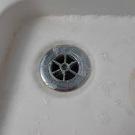 https://img.thrfun.com/img/198/024/replacing_the_silicone_around_a_shower_drain_m8.jpg