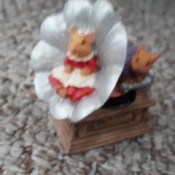 Value of a Leonardo Collection Figurine - mice on a Victrola