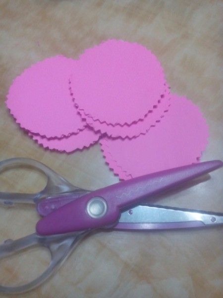 Paper Carnation Wreath - use zig zag scissor to cut a batch of circles