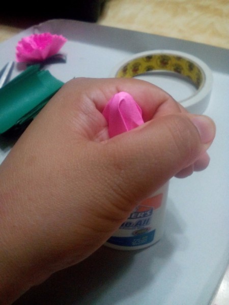 Paper Carnation Wreath - crumple with the center over a glue lid