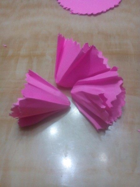 Paper Carnation Wreath - repeat with the other 3 circles