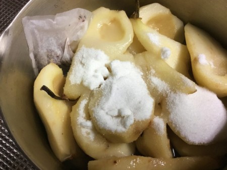 adding sugar to Pears