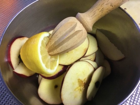 juicing lemon with apples