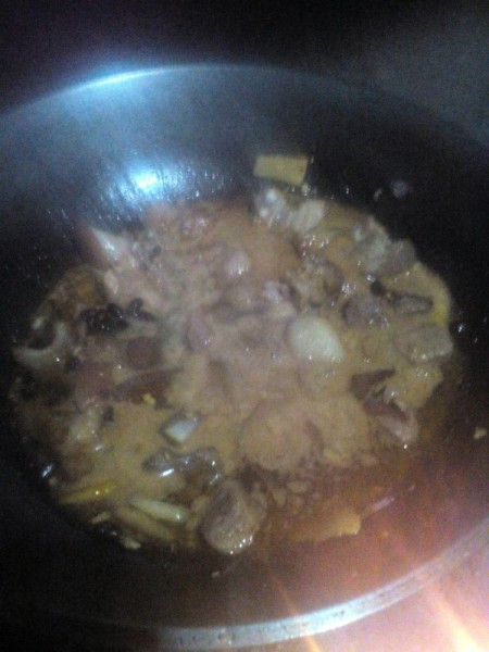 adding sauce to meat