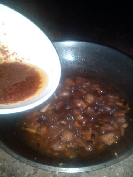 adding sauce to meat