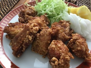 chicken on plate with lemon & veggies