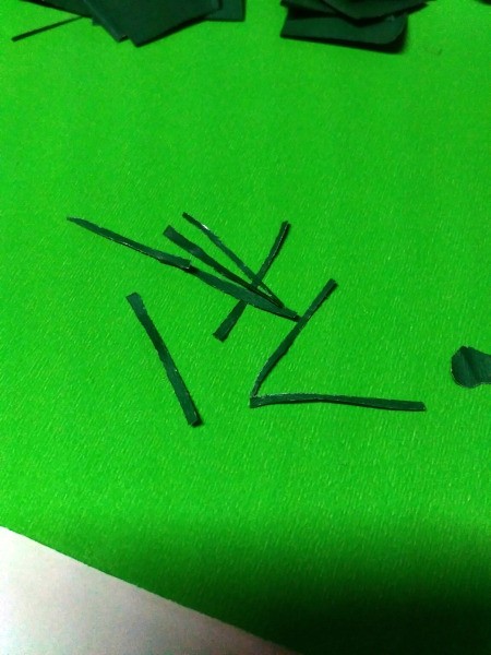 Mini Shamrock Hat Basket - cut thin strips from the 1" paper