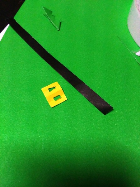 Mini Shamrock Hat Basket - cut the belt/hat band from black paper and a yellow buckle