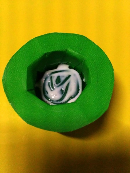 Mini Shamrock Hat Basket - fill the hat partially with paper clippings and add glue