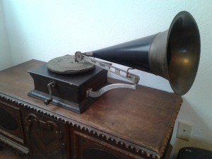 Value of an Antique Crank Phonograph - antique phonograph