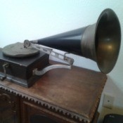 Value of an Antique Crank Phonograph - antique phonograph