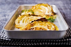 Pan with slices of baked cabbage.