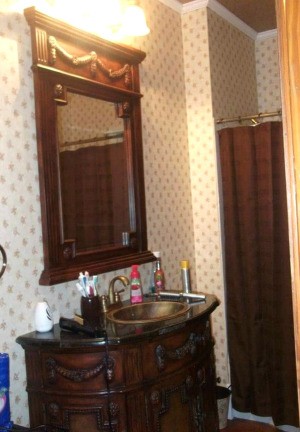 Value of a Vintage Bathroom Vanity Set