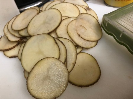 thinly sliced tomatoes