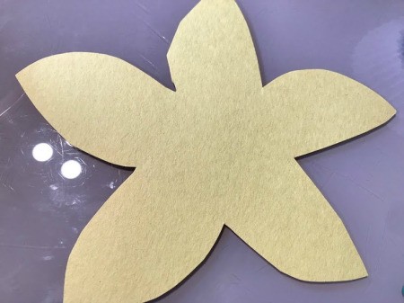 Making a Paper Daffodil - draw and cut out yellow paper flower