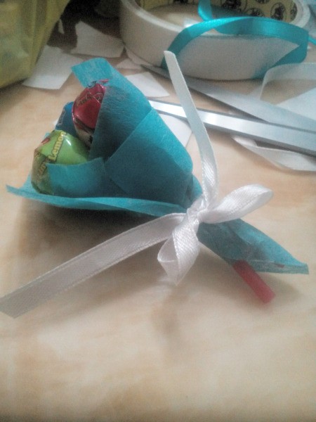 Lollipop Bouquet Garland - wrap with ribbon and tie a bow