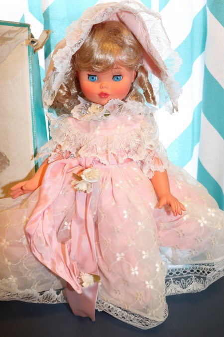 Finding the Value of Vintage Porcelain Dolls